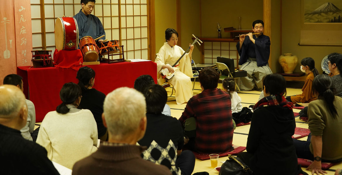 和室で三味線と笛の演奏を聴く会場