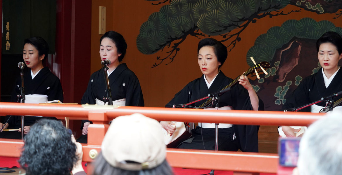 奉納演奏で三味線を構える山尾麻耶