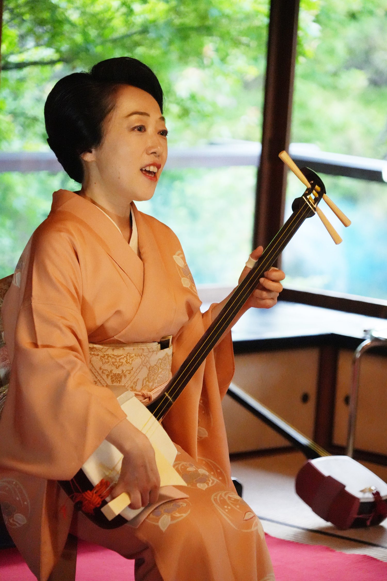 三味線を演奏する山尾麻耶