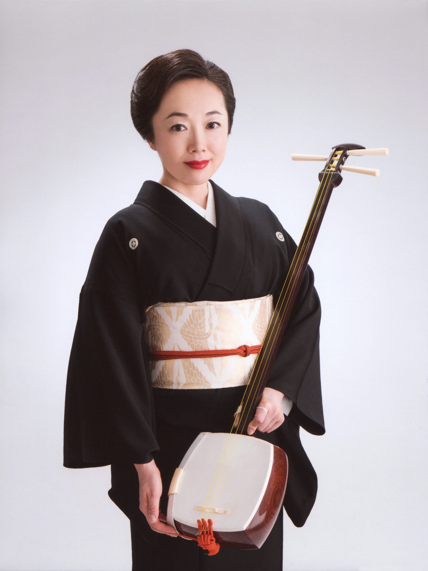 三味線を持つ山尾麻耶のポートレート